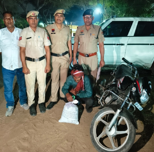 चूरापोस्त सहित पकड़ा गया आरोपी।