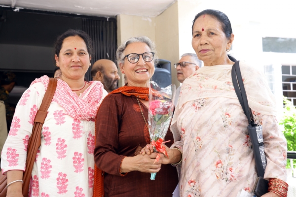 नामांकन दाखिल करने के बाद कांग्रेस की बागी नेत्री अलकनंदा हांडा।