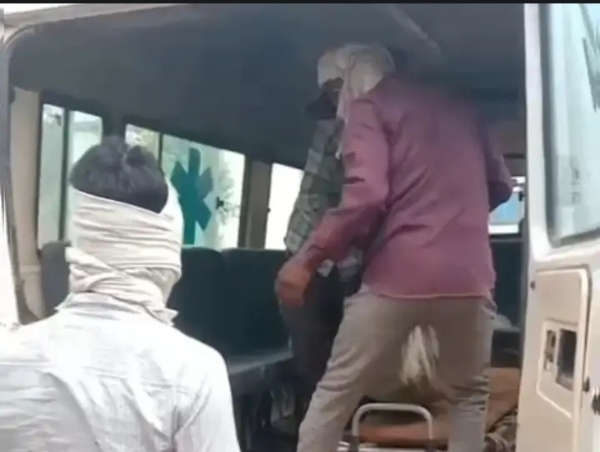 पोस्टमार्टम के लिए शव को ले जाते हुए