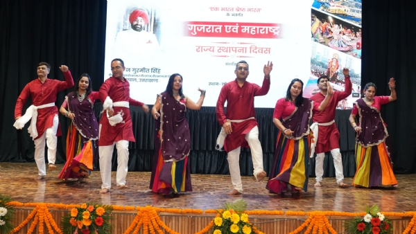 सांस्कृतिक प्रस्तुतियां देते कलाकार।