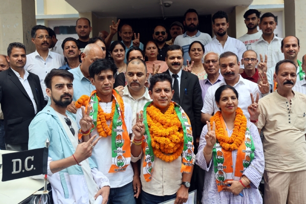 फोटोः मंडी नगर निगम के लिए नामांकन पत्र दाखिल करके अपने समर्थकों के साथ उम्मीदवार।