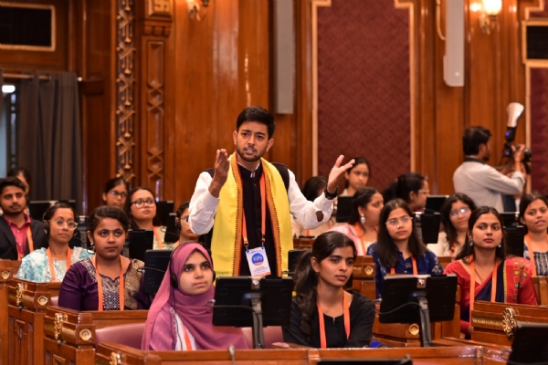 राज्य स्तरीय विकसित भारत युवा संसद 2026 के दूसरे दिन शनिवार  को सदन में बोलते युवा
