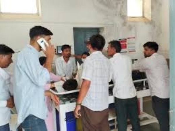 नीमच में तेज रफ्तार तूफान गाड़ी पलटी