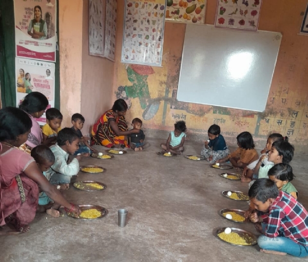 आंगनबाडी केन्द्र में खिचडी खाते बच्चों की फाईल फोटो