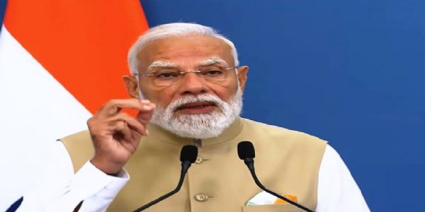 प्रधानमंत्री नरेन्द्र मोदी बुधवार को रोम में प्रेस वक्तव्य देते हुए प्रधानमंत्री नरेन्द्र मोदी बुधवार को रोम में प्रेस वक्तव्य देते हुए