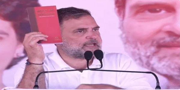 सभा मे बोलते राहुल गांधी सभा मे बोलते राहुल गांधी