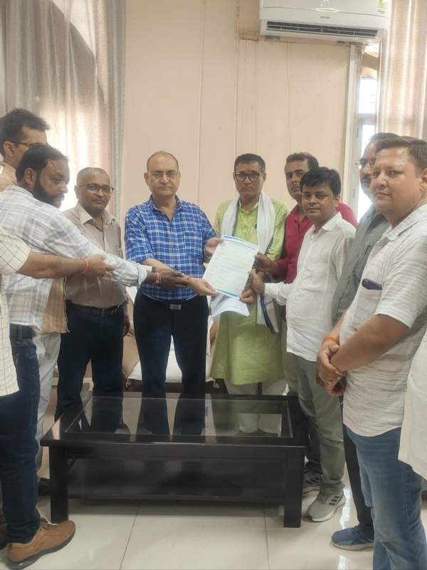 शिक्षकेत्तर कर्मचारियों ने जयप्रकाश विश्वविद्यालय में 15 सूत्री मांगों को लेकर दिया धरना शिक्षकेत्तर कर्मचारियों ने जयप्रकाश विश्वविद्यालय में 15 सूत्री मांगों को लेकर दिया धरना