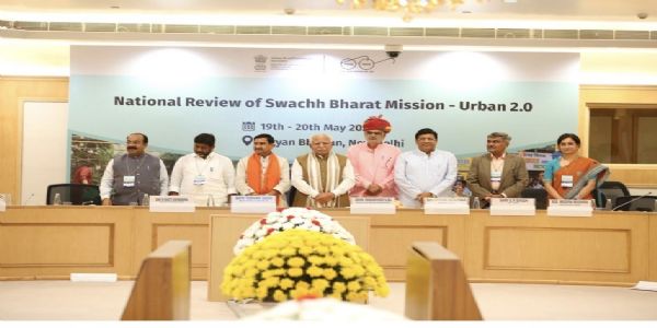 नई दिल्ली के विज्ञान भवन में स्वच्छ भारत मिशन-शहरी 2.0 की राष्ट्रीय समीक्षा बैठक को संबोधित करते केंद्रीय मंत्री मनोहर लाल।