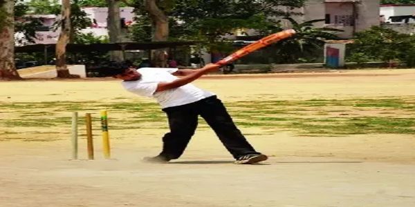 पीतल नगरी अंडर-14 क्रिकेट टूर्नामेंट के लीग मैच में शॉट मारता खिलाड़ी।