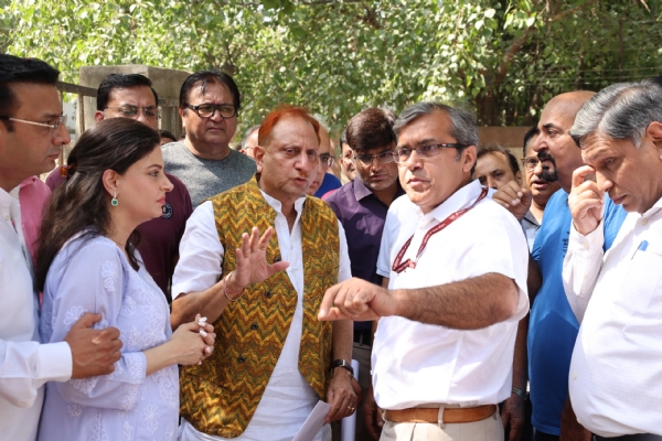 महापौर प्रवेश वाही निगमायुक्त को सौंदर्यीकरण के कार्यों में तेजी लाने के निर्देश देते हुए।