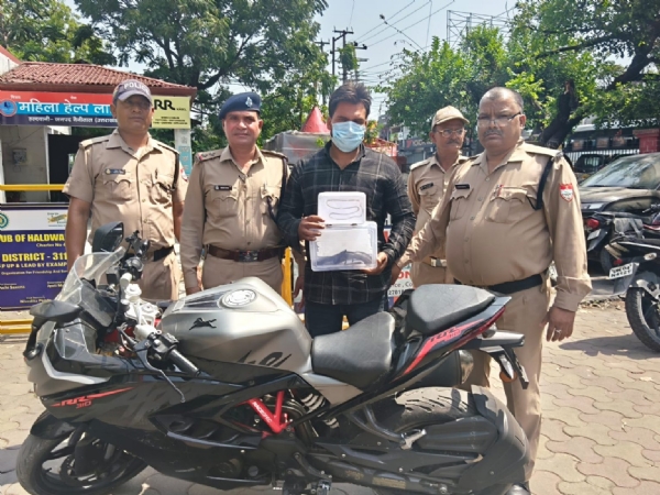 महिला से चेन स्नैचिंग करने वाला शातिर हिस्ट्रीशीटर महिला से चेन स्नैचिंग करने वाला शातिर हिस्ट्रीशीटर