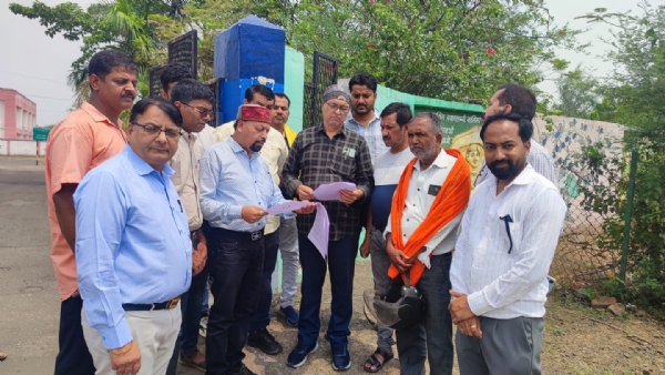 अपर कलेक्टर ज्ञापन साैपते हुए दवा दुकान के मालिक अपर कलेक्टर ज्ञापन साैपते हुए दवा दुकान के मालिक