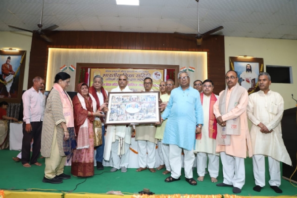 पूर्व प्रधानाचार्य ओमप्रकाश सिंह के सम्मान एवं विदाई समारोह में उपस्थित अतिथि। पूर्व प्रधानाचार्य ओमप्रकाश सिंह के सम्मान एवं विदाई समारोह में उपस्थित अतिथि।
