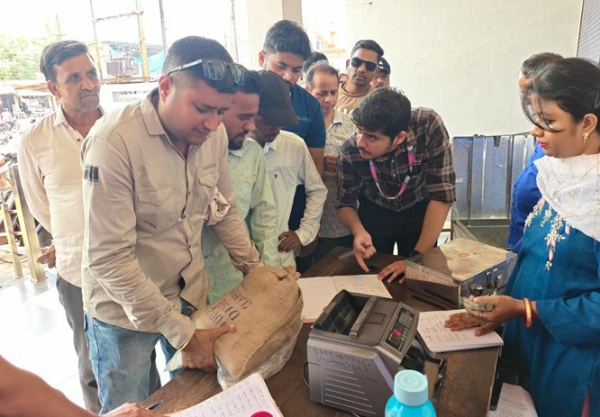 एसबीआई भानुप्रतापपुर शाखा में 10-20 रुपये के सिक्कों का किया वितरण