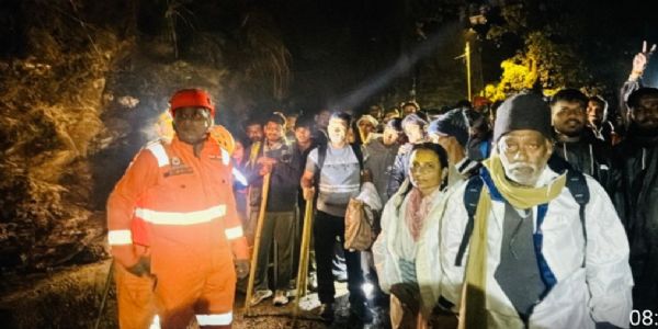 भूस्खलन में फंसे लोगों को रेस्क्यू को करती पुलिस। भूस्खलन में फंसे लोगों को रेस्क्यू को करती पुलिस।