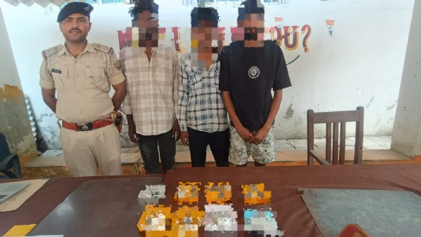 गिरफ्तार आरोपियों के साथ पुलिस गिरफ्तार आरोपियों के साथ पुलिस