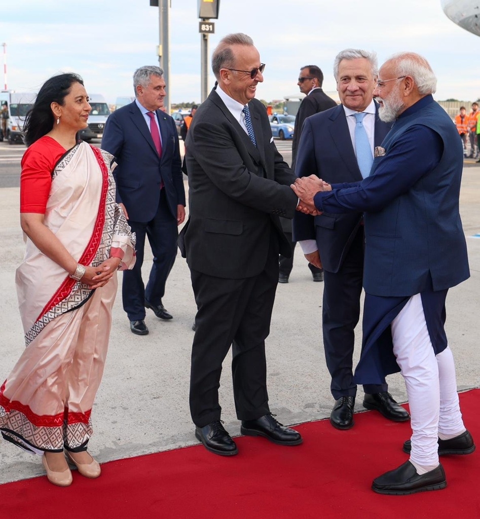 भारत के प्रधानमंत्री नरेन्द्र मोदी ने इटली की राजधानी रोम पहुंचने के तत्काल बाद के चार फोटो एक्स पर साझा किए हैं। इसी पोस्ट में उन्होंने रोम पहुंचने की जानकारी साझा की है। भारत के प्रधानमंत्री नरेन्द्र मोदी ने इटली की राजधानी रोम पहुंचने के तत्काल बाद के चार फोटो एक्स पर साझा किए हैं। इसी पोस्ट में उन्होंने रोम पहुंचने की जानकारी साझा की है।