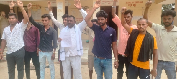 बीएलओ ने मतदाता सुची से काटा नाम, मतदाताओं ने मनमानी पर किया प्रदर्शन। बीएलओ ने मतदाता सुची से काटा नाम, मतदाताओं ने मनमानी पर किया प्रदर्शन।