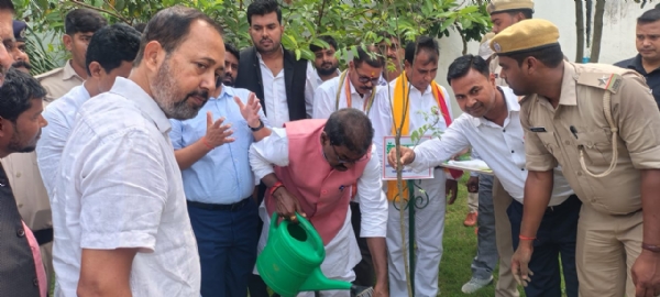 अररिया फोटो:मंत्री डॉ रामचंद्र प्रसाद वृक्षारोपण कार्य अररिया फोटो:मंत्री डॉ रामचंद्र प्रसाद वृक्षारोपण कार्य