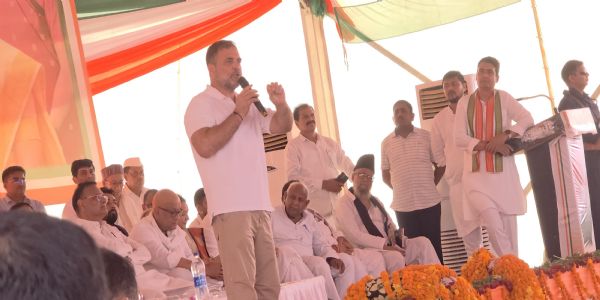 राहुल गांधी के मंच से संबोधित करने की फोटो