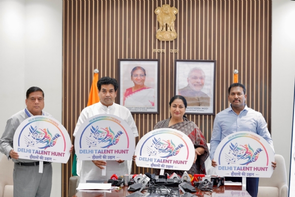 मुख्यमंत्री जन सेवा सदन में आयोजित प्रेस कॉन्फ्रेंस में ‘दिल्ली टैलेंट हंट योजना’ का शुभारंभ करतीदिल्ली की मुख्यमंत्री रेखा गुप्ता, साथ में दिल्ली के कला, संस्कृति एवं भाषा मंत्री कपिल मिश्रा मुख्यमंत्री जन सेवा सदन में आयोजित प्रेस कॉन्फ्रेंस में ‘दिल्ली टैलेंट हंट योजना’ का शुभारंभ करतीदिल्ली की मुख्यमंत्री रेखा गुप्ता, साथ में दिल्ली के कला, संस्कृति एवं भाषा मंत्री कपिल मिश्रा