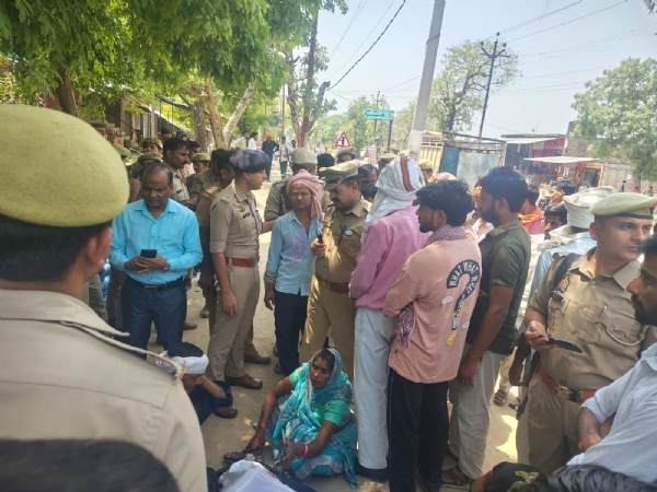 फ़ोटो। घटना स्थल मौजूद पुलिस कर्मी फ़ोटो। घटना स्थल मौजूद पुलिस कर्मी