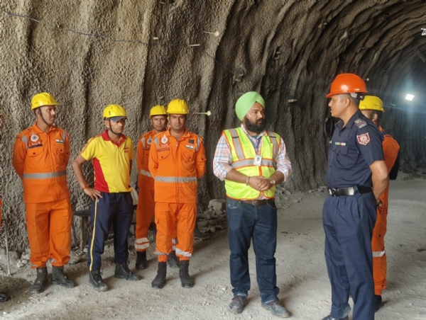 रेलवे सुरंग का निरीक्षण करते एवं एनडीआरफ एवं एसडीआरएफ की संयुक्त टीम रेलवे सुरंग का निरीक्षण करते एवं एनडीआरफ एवं एसडीआरएफ की संयुक्त टीम