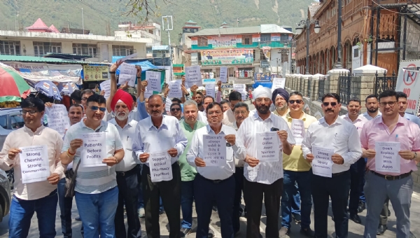 मंडी में सांकेतिक हड़ताल करते दवा विक्रेता।