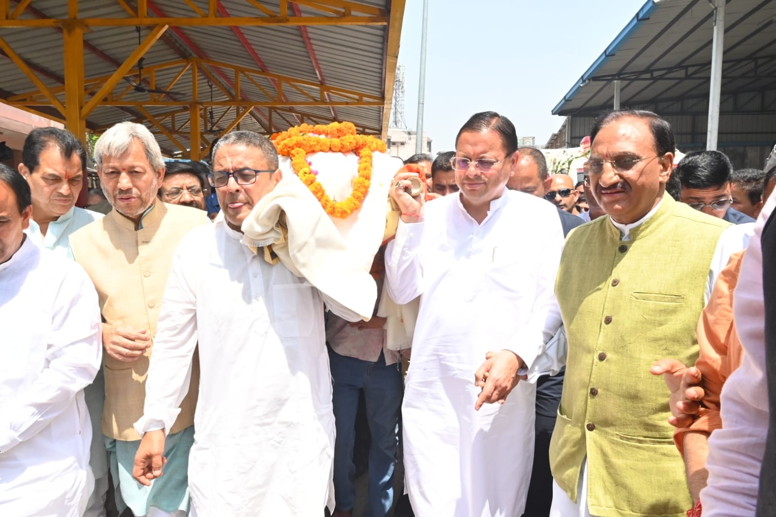 स्वर्गीय खंडूरी को कंधा देते मुख्यमंत्री धामी व अन्य नेता स्वर्गीय खंडूरी को कंधा देते मुख्यमंत्री धामी व अन्य नेता