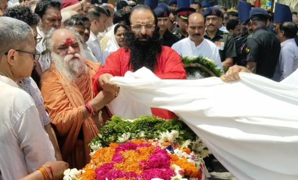 चादर चढ़ाते हुए श्रीमहंत रविन्द्र पुरी व अन्य चादर चढ़ाते हुए श्रीमहंत रविन्द्र पुरी व अन्य