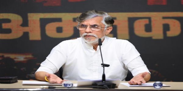 नई दिल्ली स्थित कांग्रेस मुख्यालय में महंगाई और ईंधन कीमतों को लेकर पत्रकार वार्ता को संबोधित करते कांग्रेस नेता पवन खेड़ा।