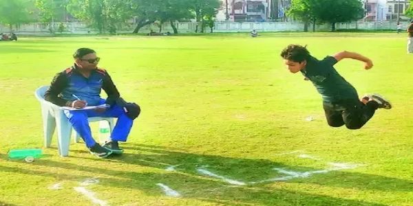 सोनकपुर स्टेडियम में आयोजित स्पोर्ट्स कॉलेज में प्रवेश के लिए ट्रायल्स में भाग लेता खिलाड़ी। सोनकपुर स्टेडियम में आयोजित स्पोर्ट्स कॉलेज में प्रवेश के लिए ट्रायल्स में भाग लेता खिलाड़ी।