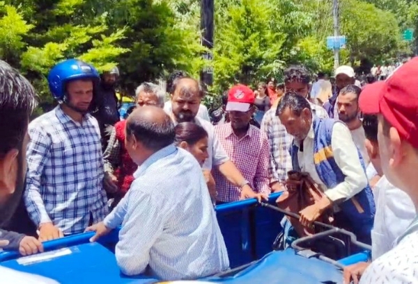 पलटे ई-रिक्शा से घायलों को बचाते स्थानीय लोग एवं पुलिस कर्मी। पलटे ई-रिक्शा से घायलों को बचाते स्थानीय लोग एवं पुलिस कर्मी।