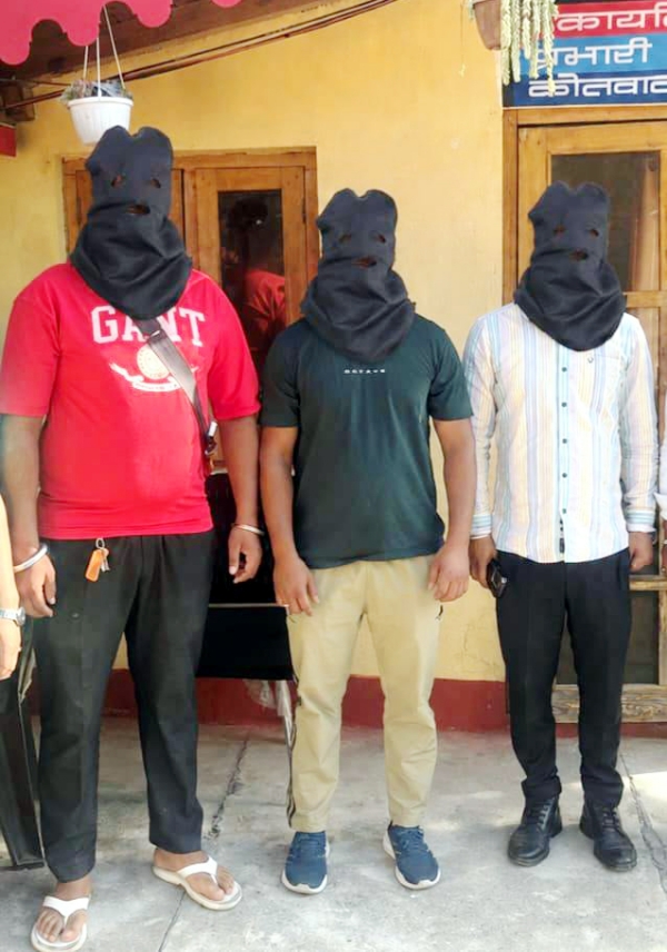 पुलिस की कार्रवाई की जद में आये बाउंसर। पुलिस की कार्रवाई की जद में आये बाउंसर।
