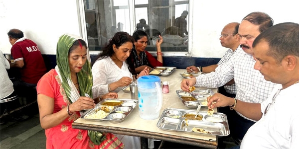 श्रमिकों संग भोजन करते अधिकारी श्रमिकों संग भोजन करते अधिकारी