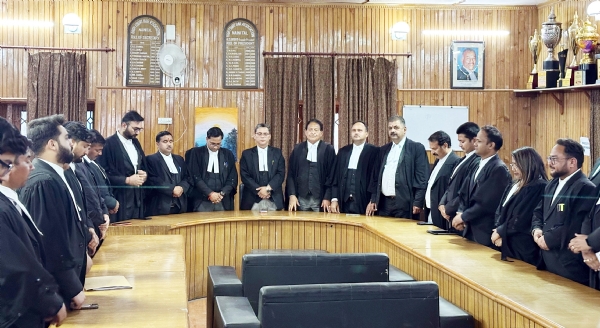 पूर्व मुख्यमंत्री बीसी खंडूड़ी को श्रद्धांजलि देते हाईकोर्ट बार एसोसिएशन के सदस्य। पूर्व मुख्यमंत्री बीसी खंडूड़ी को श्रद्धांजलि देते हाईकोर्ट बार एसोसिएशन के सदस्य।