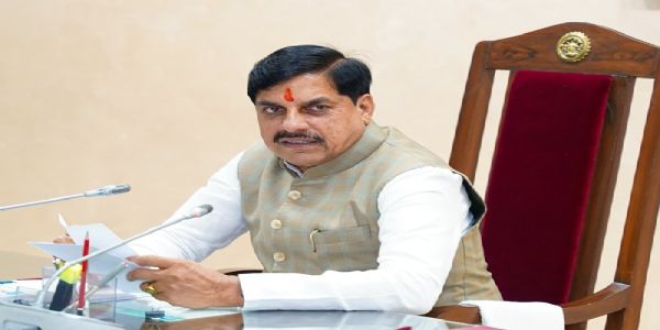 मंत्रि-परिषद की बैठक से पहले मंत्रीगण को संबोधित करते हुए मुख्यमंत्री डॉ. मोहन यादव मंत्रि-परिषद की बैठक से पहले मंत्रीगण को संबोधित करते हुए मुख्यमंत्री डॉ. मोहन यादव