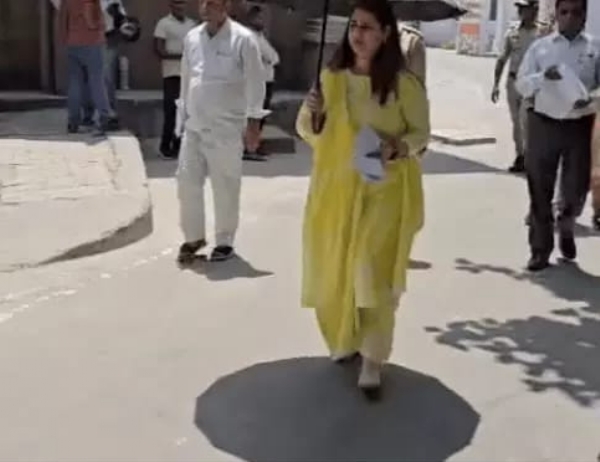 छाता लगाकर कार्यालय जाते डीएम जस जीत कौर छाता लगाकर कार्यालय जाते डीएम जस जीत कौर
