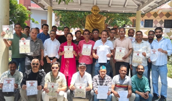 चौघानपाटा में मौजूद दवा व्यवसाई चौघानपाटा में मौजूद दवा व्यवसाई