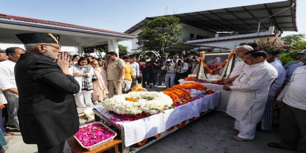 उपराष्ट्रपति सीपी राधाकृष्णन मेजर जनरल बीसी खंडूरी को श्रद्धांजलि देते हुए। उपराष्ट्रपति सीपी राधाकृष्णन मेजर जनरल बीसी खंडूरी को श्रद्धांजलि देते हुए।