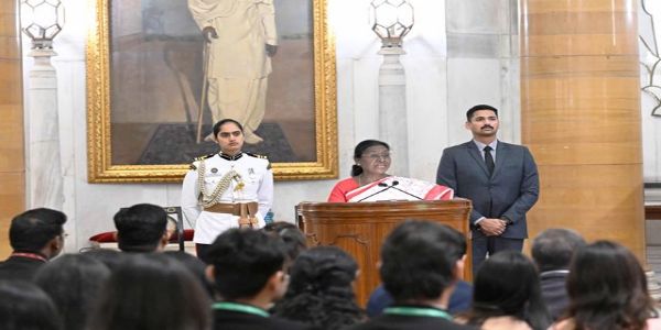 राष्ट्रपति द्रौपदी मुर्मु बुधवार को 2024 बैच के भारतीय प्रशासनिक सेवा (आईएएस) अधिकारियों के एक समूह को संबोधित करते हुए राष्ट्रपति द्रौपदी मुर्मु बुधवार को 2024 बैच के भारतीय प्रशासनिक सेवा (आईएएस) अधिकारियों के एक समूह को संबोधित करते हुए