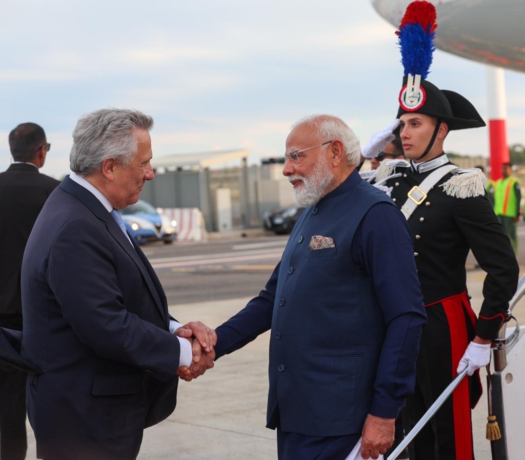 भारत के प्रधानमंत्री नरेन्द्र मोदी ने इटली की राजधानी रोम पहुंचने के तत्काल बाद के चार फोटो एक्स पर साझा किए हैं। इसी पोस्ट में उन्होंने रोम पहुंचने की जानकारी साझा की है। भारत के प्रधानमंत्री नरेन्द्र मोदी ने इटली की राजधानी रोम पहुंचने के तत्काल बाद के चार फोटो एक्स पर साझा किए हैं। इसी पोस्ट में उन्होंने रोम पहुंचने की जानकारी साझा की है।