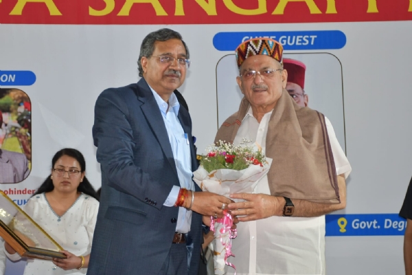 राज्यपाल का स्वागत करते हुए कुलपति। राज्यपाल का स्वागत करते हुए कुलपति।