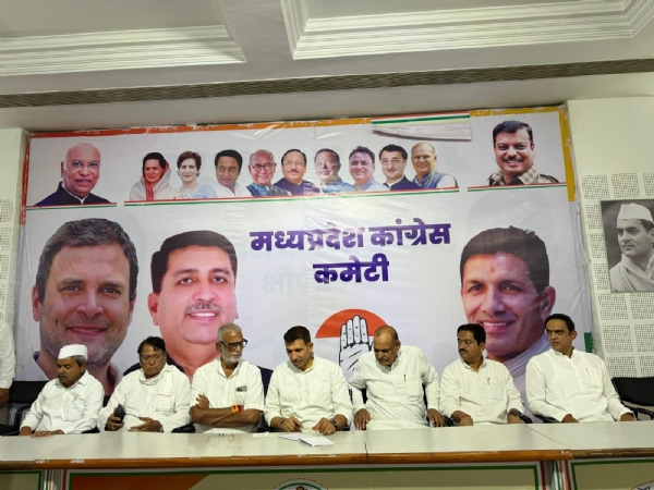 प्रदेश कांग्रेस कार्यालय में आयोजित कार्यक्रम में शामिल हुए वरिष्ठ नेता और कार्यकर्ता प्रदेश कांग्रेस कार्यालय में आयोजित कार्यक्रम में शामिल हुए वरिष्ठ नेता और कार्यकर्ता