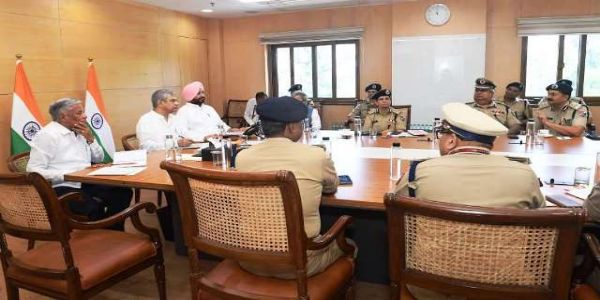रेल मंत्री अश्विनी वैष्णव गुरुवार को नई दिल्ली स्थित रेल भवन में रेलवे सुरक्षा को लेकर उच्चस्तरीय समीक्षा बैठक की रेल मंत्री अश्विनी वैष्णव गुरुवार को नई दिल्ली स्थित रेल भवन में रेलवे सुरक्षा को लेकर उच्चस्तरीय समीक्षा बैठक की