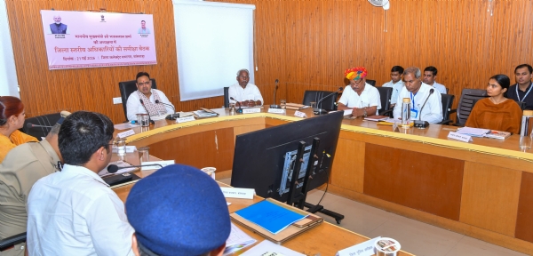 बांसवाड़ा जिला कलेक्टर सभागार में आयोजित बैठक को संबोधित करते मुख्यमंत्री भजन लाल शर्मा बांसवाड़ा जिला कलेक्टर सभागार में आयोजित बैठक को संबोधित करते मुख्यमंत्री भजन लाल शर्मा