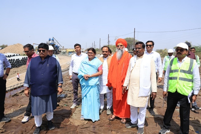 जनप्रतिनिधियों ने किया निर्माण कार्यों का निरीक्षण