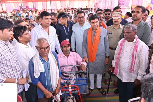 समाधान शिविर में मिली दिव्यांग शिवचरण को मिली मोटराइज्ड ट्राईसाइकिल समाधान शिविर में मिली दिव्यांग शिवचरण को मिली मोटराइज्ड ट्राईसाइकिल