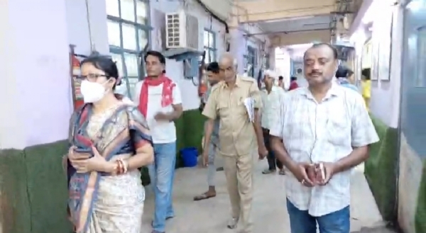 अस्पताल में मृतक को देखने जाती भाजपा नेत्री और मृतक के परिजन अस्पताल में मृतक को देखने जाती भाजपा नेत्री और मृतक के परिजन