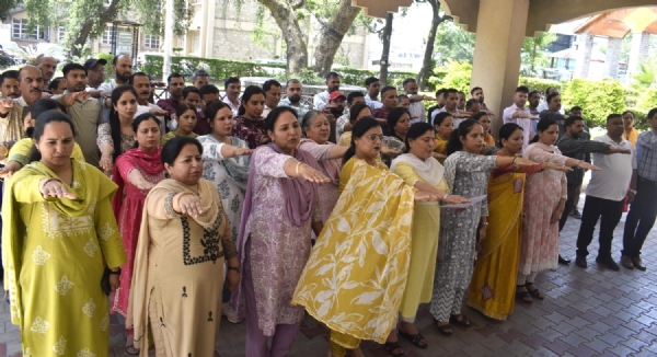 सद्भावना दिवस पर कर्मचारियों को शपथ दिलाते हुए एडीएम। सद्भावना दिवस पर कर्मचारियों को शपथ दिलाते हुए एडीएम।